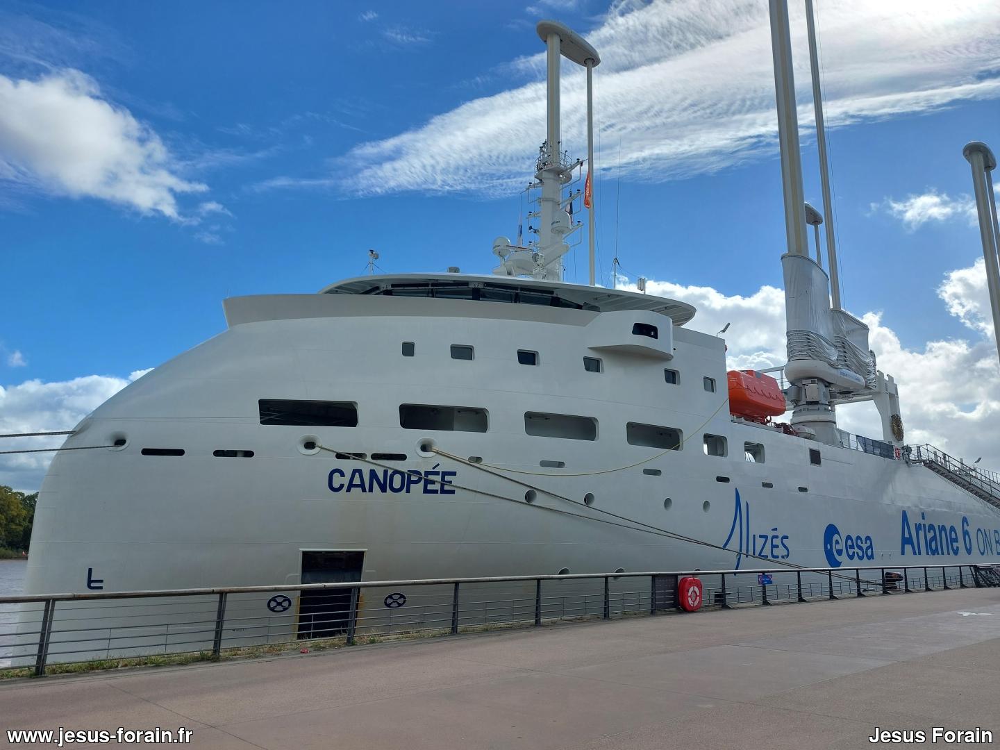 Le Canpoée, navire transportant Ariane 6 à Bordeaux