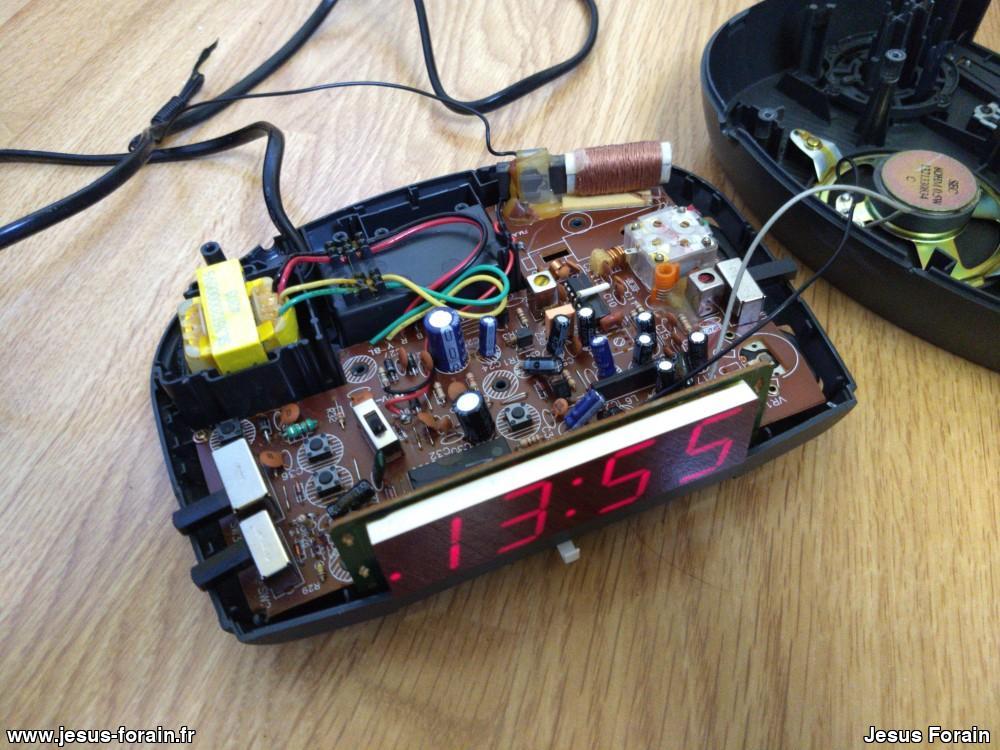 Réparation d'un radio réveil impossible à mettre à l'heure et qui affiche 7L7